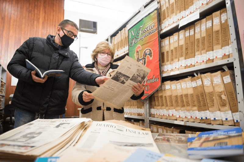 Pesquisadores consultando documentos históricos no AHMRP